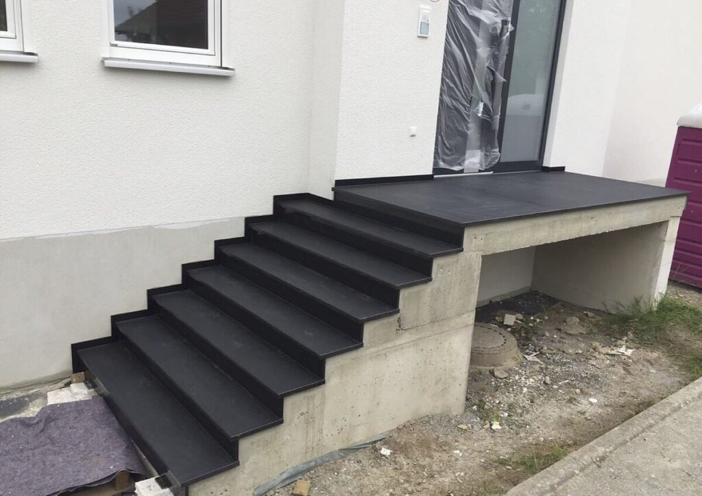 Außentreppe mit dunklen Stufen