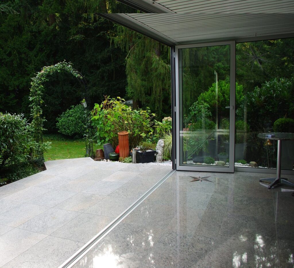 Terrasse mit Natursteinbelag